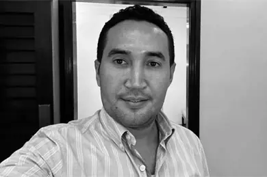 Asesinan a balazos a Arturo Marín, aspirante de Morena en Guerrero; su esposa resulta herida Asesinan a balazos a Arturo Marín, aspirante de Morena en Guerrero; su esposa resulta herida