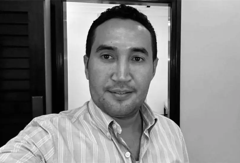 Asesinan a balazos a Arturo Marín, aspirante de Morena en Guerrero; su esposa resulta herida Asesinan a balazos a Arturo Marín, aspirante de Morena en Guerrero; su esposa resulta herida