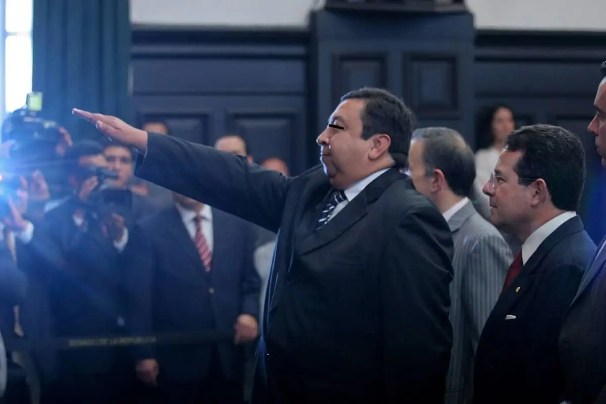Su vínculo político con María Eugenia Campos se consolidó entre 2016 y 2021, periodo en el que se desempeñó como secretario del Ayuntamiento de Chihuahua, durante la etapa municipal de Campos Cuartoscuro.