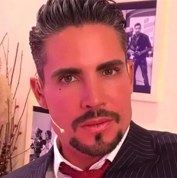 Así era Adrián Cue, de Enamorándonos, antes de sus retoques estéticos Así era Adrián Cue, de Enamorándonos, antes de sus retoques estéticos
