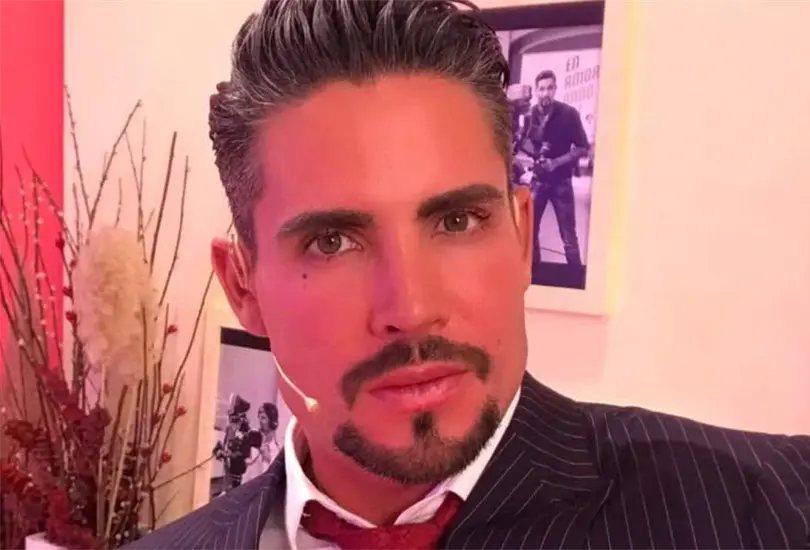Adrián Cue es un actor y cantante mexicano que alcanzó la popularidad por el grupo musical Mercurio y diferentes producciones de televisión.