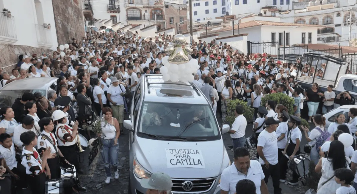 Familiares y amigos durante el velatorio de Camila, menor asesinada en Taxco, Guerrero. Especial