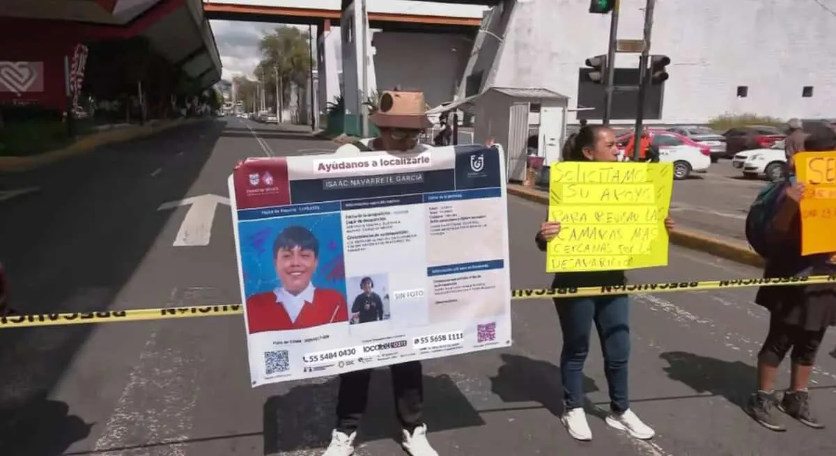  Familiares y vecinos bloquearon Congreso de la Unión para exigir la revisión de cámaras del Metro Talismán y agilizar la búsqueda de Isaac, de 13 años. 