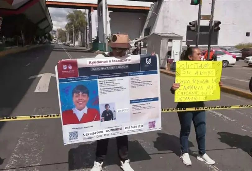 Familiares y vecinos bloquearon Congreso de la Uni&oacute;n para exigir la revisi&oacute;n de c&aacute;maras del Metro Talism&aacute;n y agilizar la b&uacute;squeda de Isaac, de 13 a&ntilde;os.