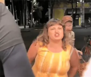 "&iquest;Cu&aacute;nto ganas?": Lady Gringa insulta y golpea a trabajadores de la Taquer&iacute;a Orinoco; tacos de cliente salieron volando