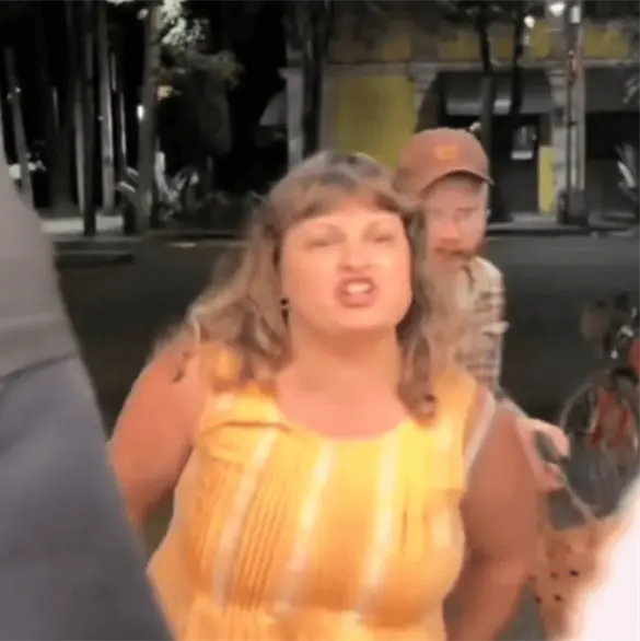 "¿Cuánto ganas?": Lady Gringa insulta y golpea a trabajadores de la Taquería Orinoco; tacos de cliente salieron volando "¿Cuánto ganas?": Lady Gringa insulta y golpea a trabajadores de la Taquería Orinoco; tacos de cliente salieron volando