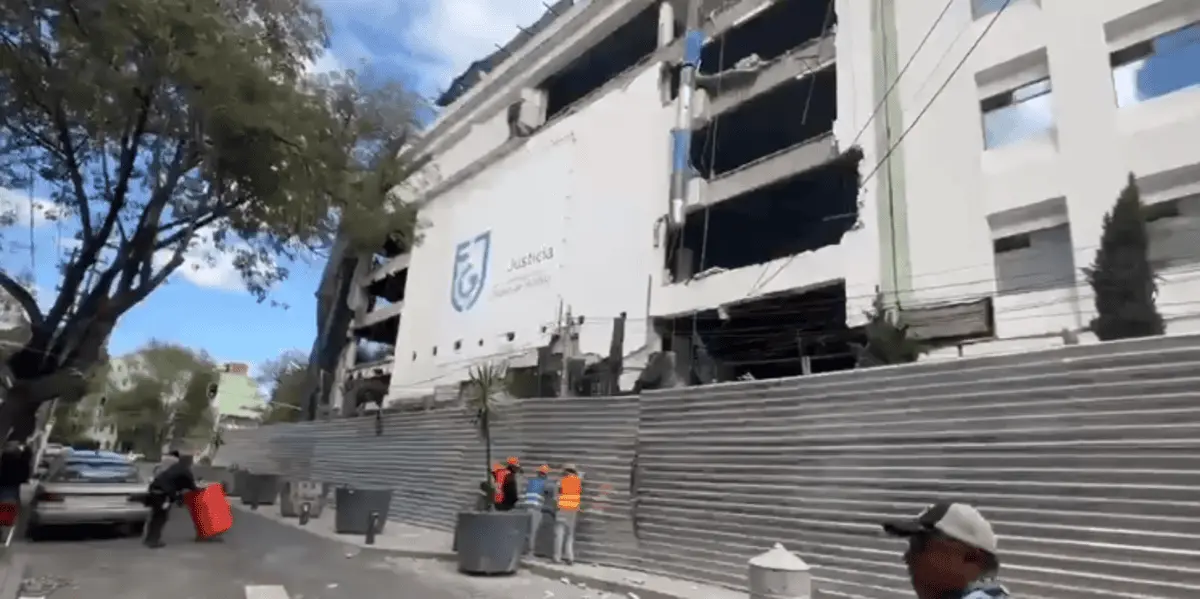  La caída de una estructura en el edificio de la Fiscalía CDMX provocó daños a vehículos, problemas con el suministro eléctrico y cierres viales. 