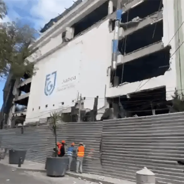 Colapsa techumbre de la Fiscalía CDMX en la colonia Doctores; daña varios autos Colapsa techumbre de la Fiscalía CDMX en la colonia Doctores; daña varios autos