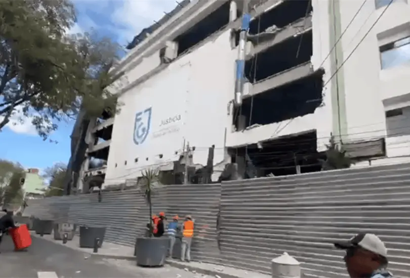 La ca&iacute;da de una estructura en el edificio de la Fiscal&iacute;a CDMX provoc&oacute; da&ntilde;os a veh&iacute;culos, problemas con el suministro el&eacute;ctrico y cierres viales.