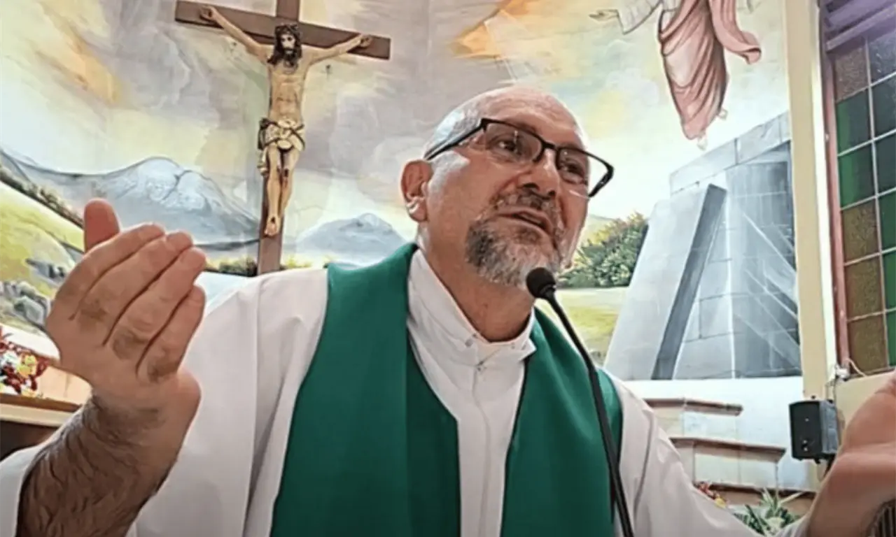  El sacerdote estaba transmitiendo una misa en vivo cuando la cruz cayó sobre él. 