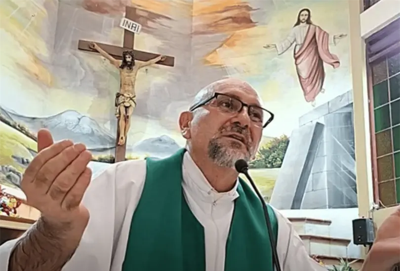 El sacerdote estaba transmitiendo una misa en vivo cuando la cruz cayó sobre él. El sacerdote estaba transmitiendo una misa en vivo cuando la cruz cayó sobre él.