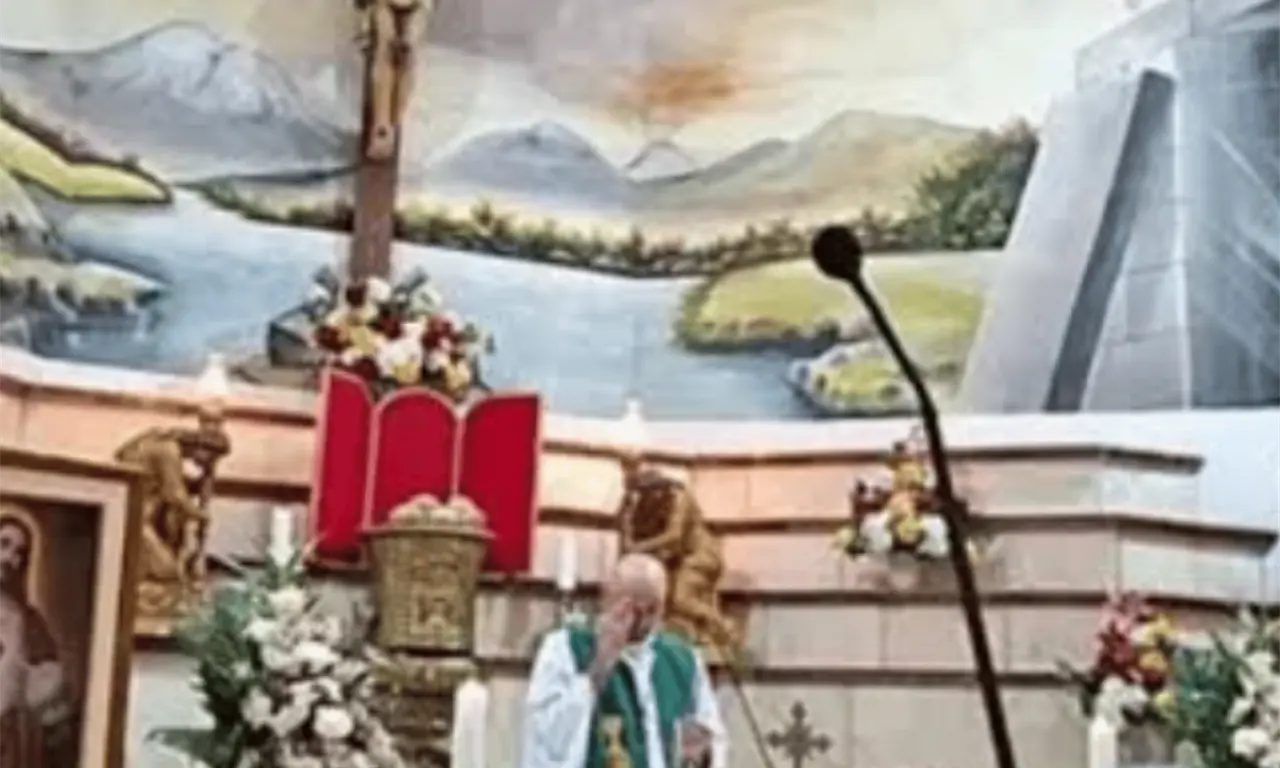  El sacerdote, de 52 años, celebraba la eucaristía cuando una gran cruz colocada detrás del altar se desprendió y lo golpeó. 