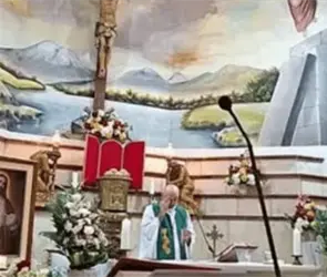 Feligreses revelan qu&eacute; ocurri&oacute; momentos despu&eacute;s de la ca&iacute;da de la cruz sobre el padre Patricio