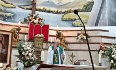 Feligreses revelan qué ocurrió momentos después de la caída de la cruz sobre el padre Patricio Feligreses revelan qué ocurrió momentos después de la caída de la cruz sobre el padre Patricio