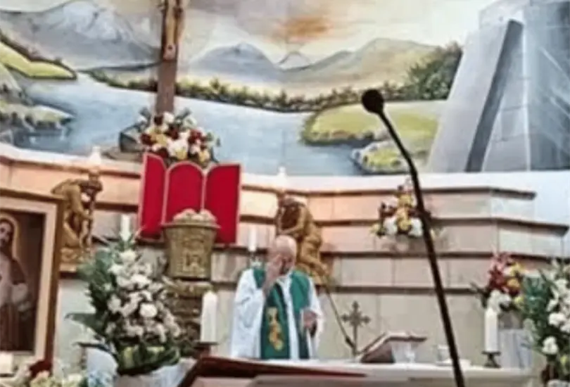 El sacerdote, de 52 años, celebraba la eucaristía cuando una gran cruz colocada detrás del altar se desprendió y lo golpeó. El sacerdote, de 52 años, celebraba la eucaristía cuando una gran cruz colocada detrás del altar se desprendió y lo golpeó.