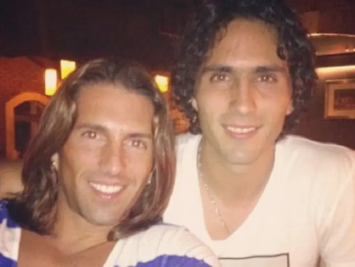Es hermano de los exfutbolistas Aldo y Antonio de Nigris.<br>
