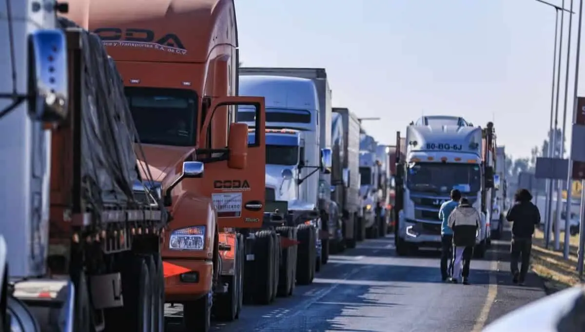 Transportistas anuncian un paro nacional indefinido para este lunes 26 de octubre. Conoce las carreteras afectadas y las exigencias del sector. 
