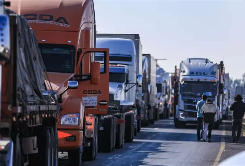 Transportistas anuncian un paro nacional indefinido para este lunes 26 de octubre. Conoce las carreteras afectadas y las exigencias del sector.