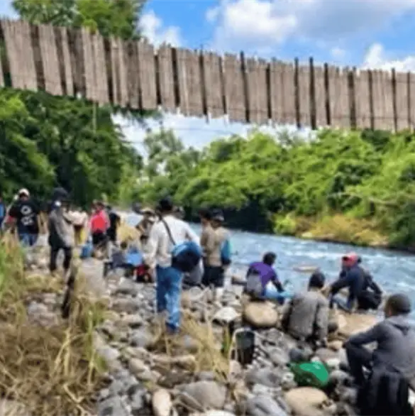 Tres trabajadores de Citrofrut caen a r&iacute;o tras colapso de puente