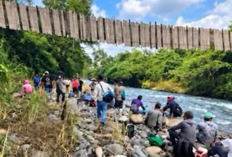 Tres trabajadores de Citrofrut caen a r&iacute;o tras colapso de puente