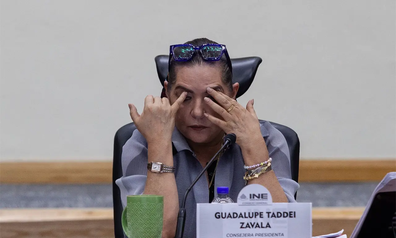  Taddei renuncia al INE en medio de escándalo por contratos 