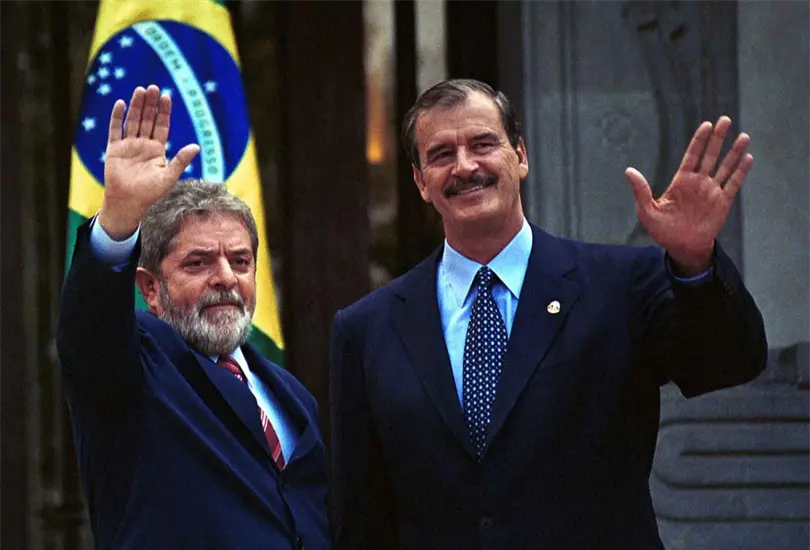 Vicente Fox felicita a Lula da Silva tras su triunfo en Brasil.