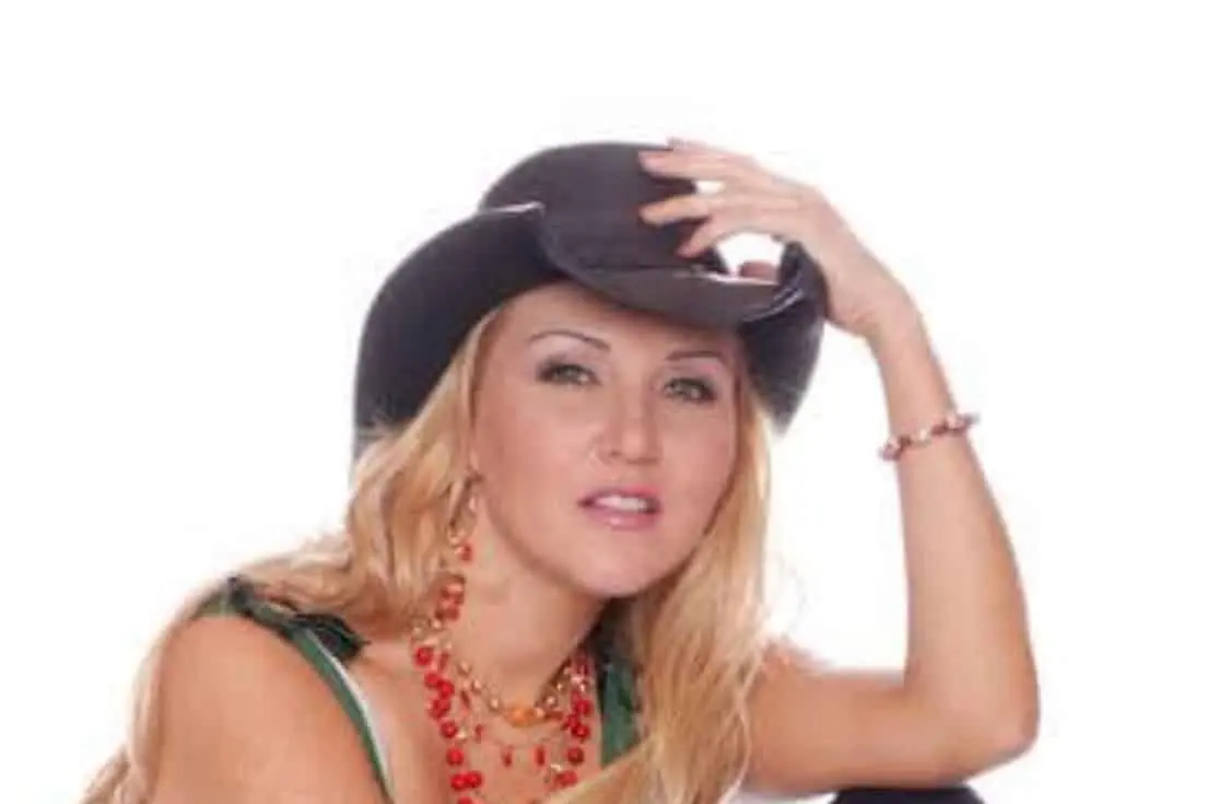 Su imagen ha cambiado con el paso del tiempo, aunque conserva elementos relacionados con su estilo norteño. En sus apariciones públicas ha alternado entre atuendos vaqueros, vestidos y propuestas contemporáneas.<br>