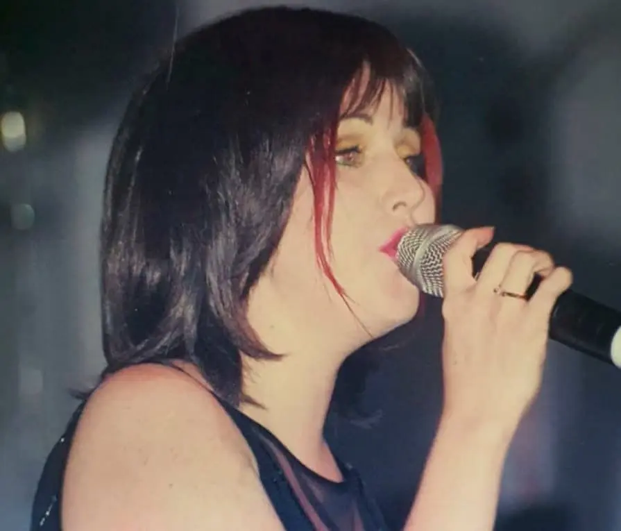 En 2001, Alicia inició su carrera como solista y comenzó a explorar otros estilos musicales, incluidos el mariachi y la música ranchera.