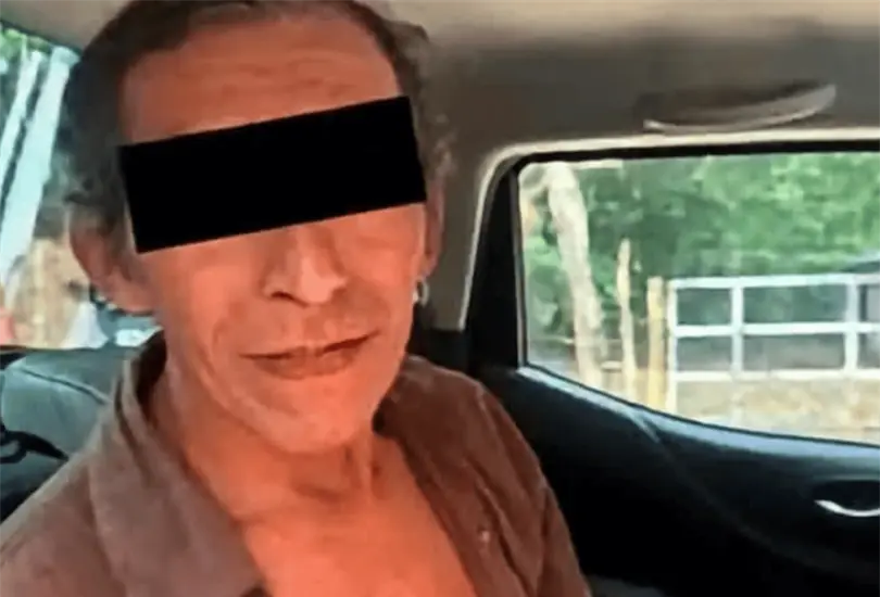 Armando sobrevivió luego de que un grupo de habitantes irrumpió en la presidencia municipal y lo sacó por la fuerza. Armando sobrevivió luego de que un grupo de habitantes irrumpió en la presidencia municipal y lo sacó por la fuerza.