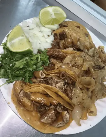 A diferencia de muchos puestos de tacos de la capital, donde predomina la tripa de res, en el Peñón de los Baños la protagonista es la tripa de pollo. D RRSS.