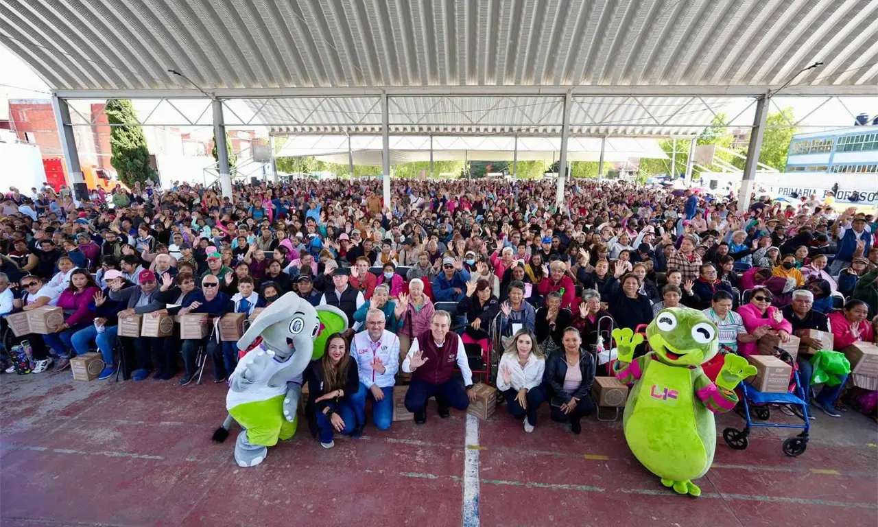  Durante el encuentro con habitantes de la zona, el presidente municipal destacó que los apoyos buscan mantener una atención directa con la ciudadanía 