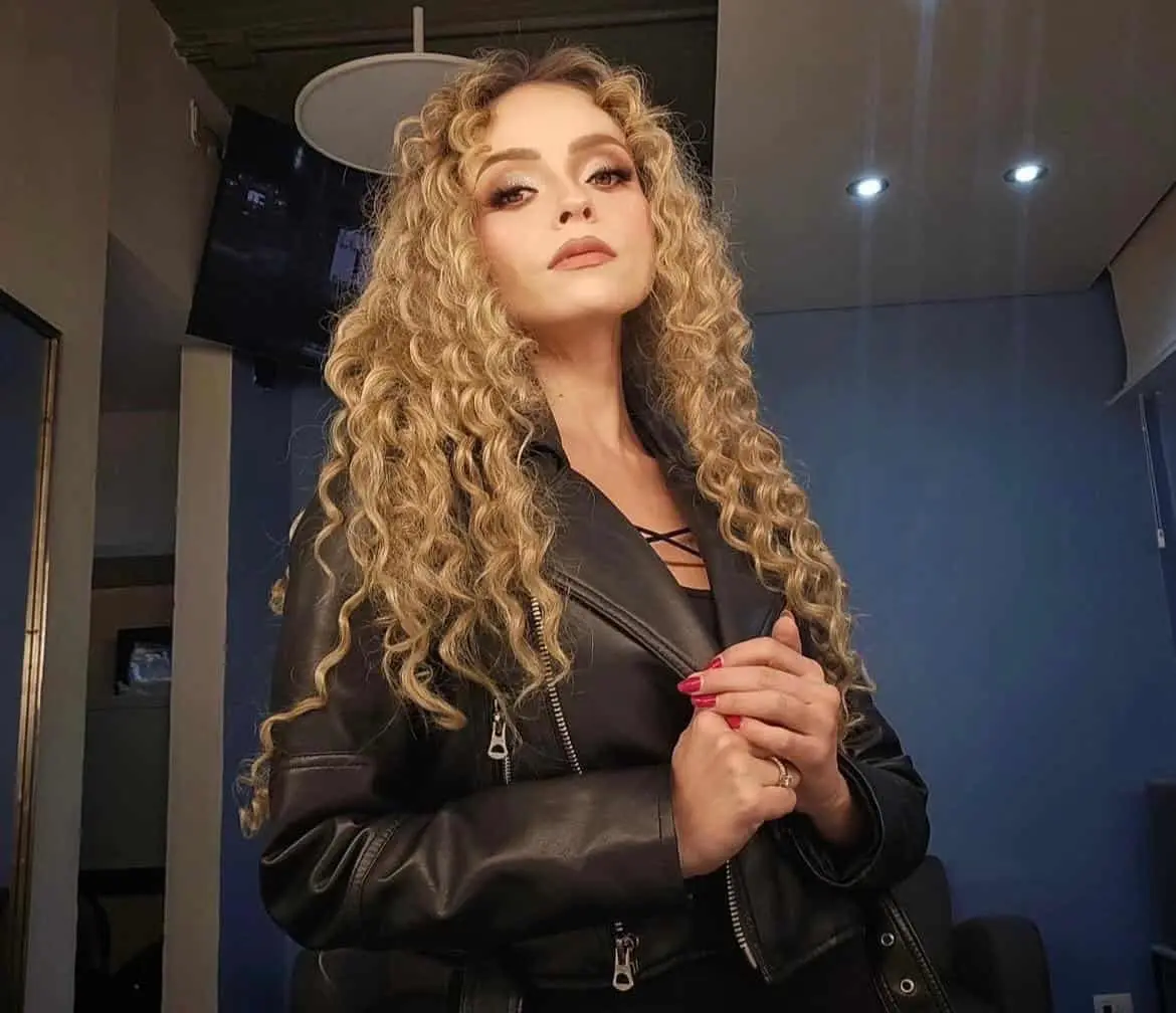 También participó en episodios de la serie unitaria 'Lo que callamos las mujeres' e incursionó en la conducción a través del programa por internet 'XHG6'. También participó en episodios de la serie unitaria 'Lo que callamos las mujeres' e incursionó en la conducción a través del programa por internet 'XHG6'.