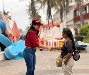 &iquest;Qui&eacute;n es Diana Zepeda, la diputada que busca una candidatura y fue captada repartiendo dinero?