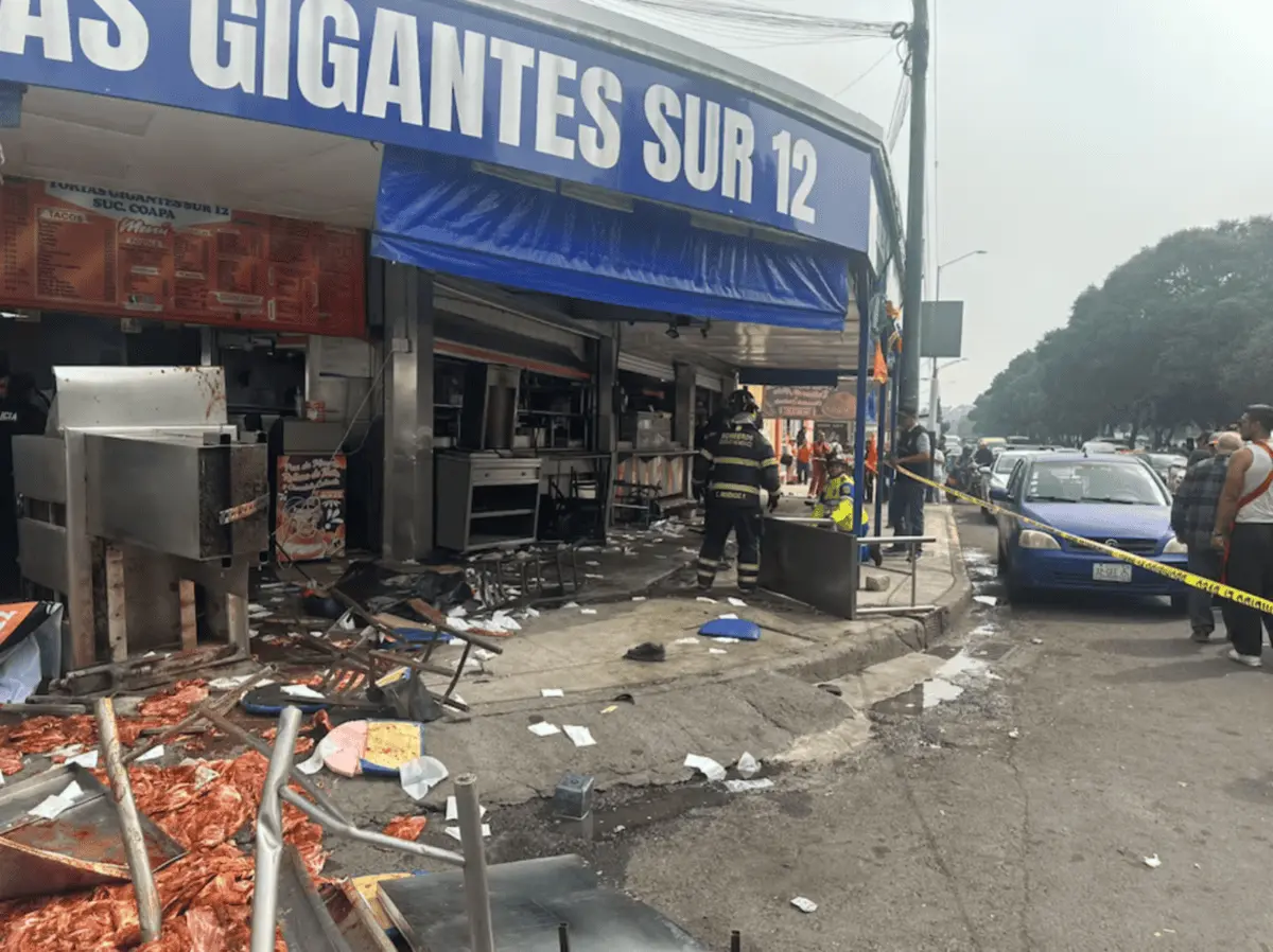 El conductor de 25 años, identificado como Dylan Velazco, fue detenido tras chocar contra el local de Tortas Gigantes Sur 12, en la alcaldía Coyoacán. 