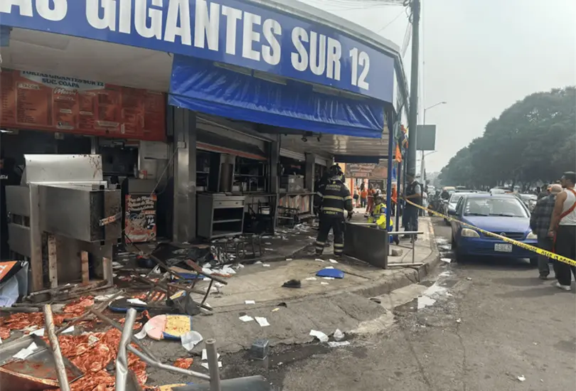 El conductor de 25 años, identificado como Dylan Velazco, fue detenido tras chocar contra el local de Tortas Gigantes Sur 12, en la alcaldía Coyoacán. El conductor de 25 años, identificado como Dylan Velazco, fue detenido tras chocar contra el local de Tortas Gigantes Sur 12, en la alcaldía Coyoacán.