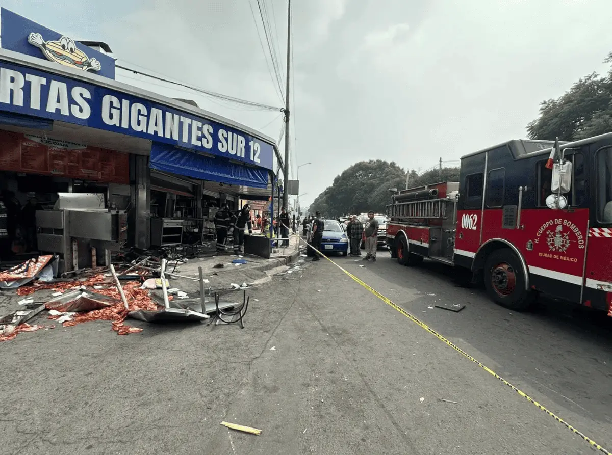 El automóvil chocó contra peatones, un vehículo y dos motocicletas antes de estrellarse contra la fachada del establecimiento en la colonia Cafetales. Especial
