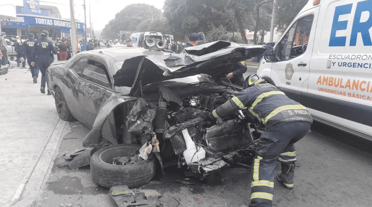 Bomberos de la Ciudad de México acudieron al establecimiento para controlar una fuga de gas provocada por el impacto del automóvil. Especial