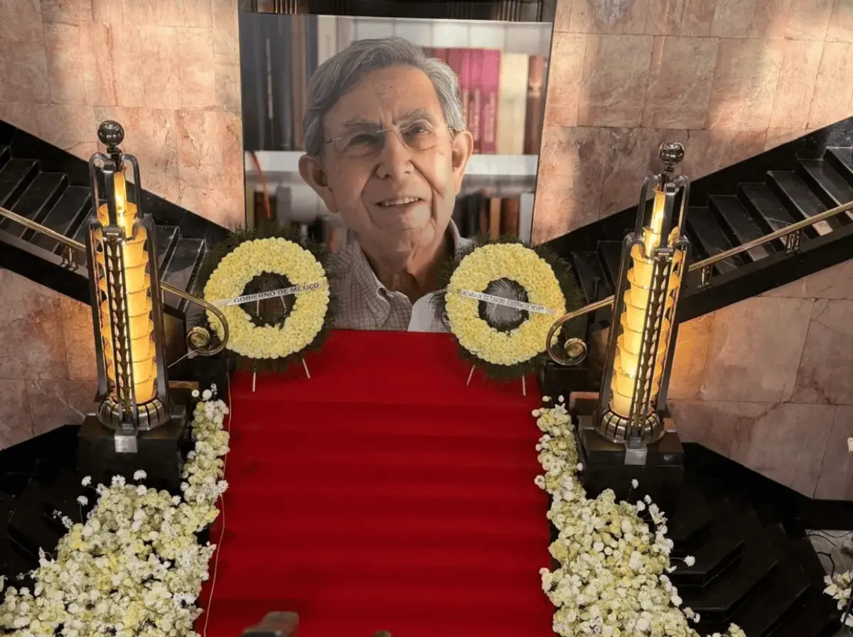  Entre aplausos, flores y música, familiares, políticos y ciudadanos se reunieron en Bellas Artes para darle el último adiós a Cuauhtémoc Cárdenas, una figura clave de la izquierda mexicana. 