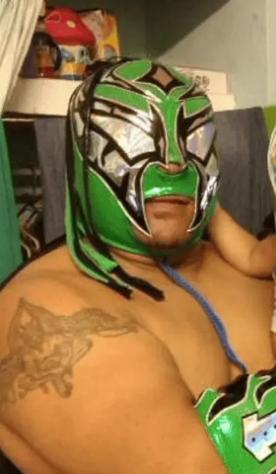 Su historia dentro de este deporte también estuvo vinculada con otro personaje: años atrás se presentó bajo el nombre de “Mr. Zodiaco”. Con el paso del tiempo, “Darkness” se convirtió en una figura reconocida entre los aficionados de la lucha libre en la región. RRSS.