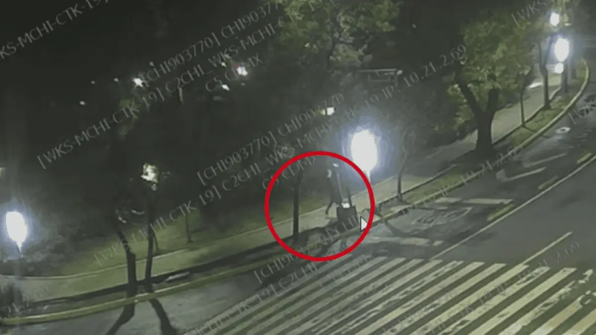  Así fue captado Salvador “N”, de 58 años, mientras dejaba cebos envenenados en el Parque España, en la colonia Condesa. 