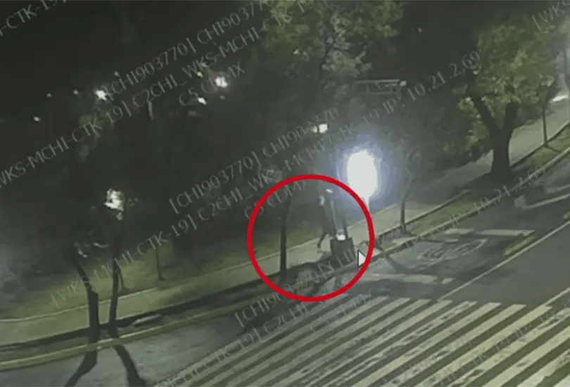 Así fue captado Salvador "N", de 58 años, mientras dejaba cebos envenenados en el Parque España, en la colonia Condesa. Así fue captado Salvador "N", de 58 años, mientras dejaba cebos envenenados en el Parque España, en la colonia Condesa.
