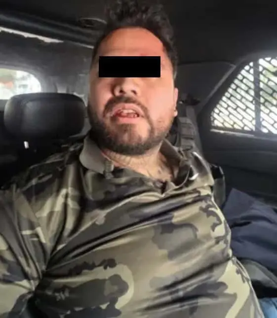 El conductor fue identificado en reportes periodísticos como Dylan, de 25 años. Policías capitalinos lo detuvieron después del percance y lo pusieron a disposición del Ministerio Público. SSC.