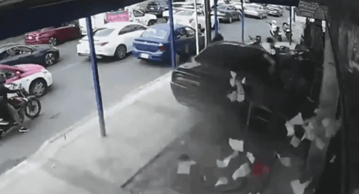 El nuevo material fue difundido en redes sociales y se suma a otros registros del accidente que generó una movilización de policías y cuerpos de emergencia en la colonia Cafetales. RRSS.