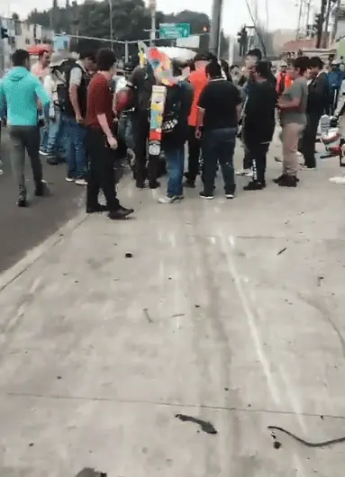 El impacto contra el establecimiento también dañó una línea de gas ubicada en el exterior, lo que ocasionó una fuga y obligó a solicitar apoyo de los cuerpos de emergencia. RRSS.