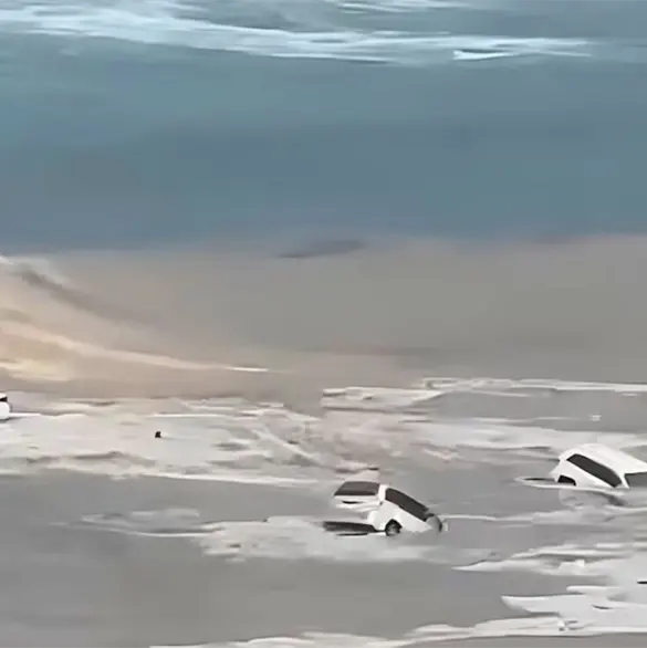 Los Cabos y Sonora bajo el agua: lluvias arrastran autos al mar y dejan un muerto