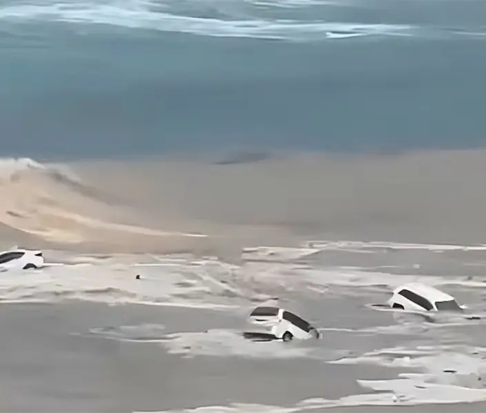 Los Cabos y Sonora bajo el agua: lluvias arrastran autos al mar y dejan un muerto