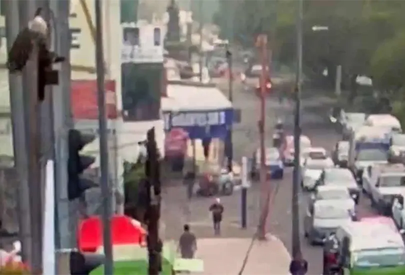 Las imágenes permiten observar la aproximación del vehículo y la forma en que invade el espacio peatonal antes de estrellarse contra el negocio. Las imágenes permiten observar la aproximación del vehículo y la forma en que invade el espacio peatonal antes de estrellarse contra el negocio.